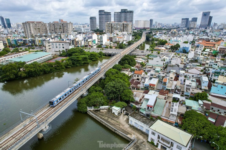 Rạch Văn Thánh (thuộc hệ thống kênh Nhiêu Lộc - Thị Nghè) bắt đầu từ cầu Điện Biên Phủ đến ngã ba kênh Nhiêu Lộc - Thị Nghè, chảy qua phường 19, 21, 22 (quận Bình Thạnh) với tổng chiều dài khoảng 1,5 km.
