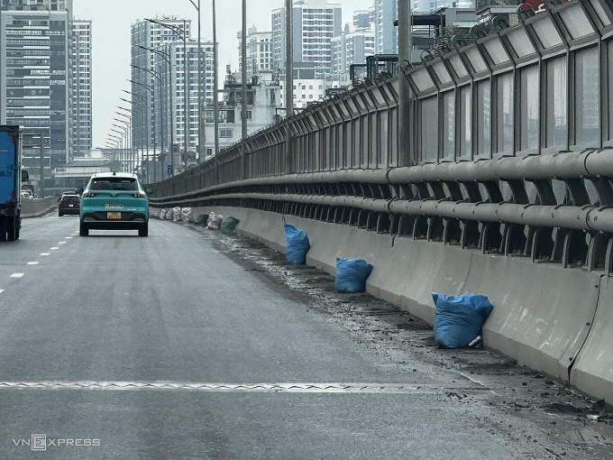 Ứ nước tại vành đai 2 trên cao: Đơn vị xây dựng và duy tu phải chịu trách nhiệm