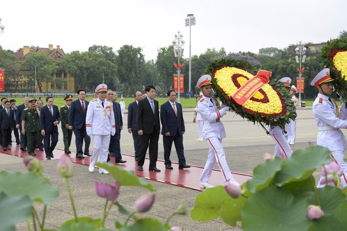 Kỷ niệm 134 năm ngày sinh Chủ tịch Hồ Chí Minh: Các lãnh đạo Đảng, Nhà nước vào Lăng viếng Bác