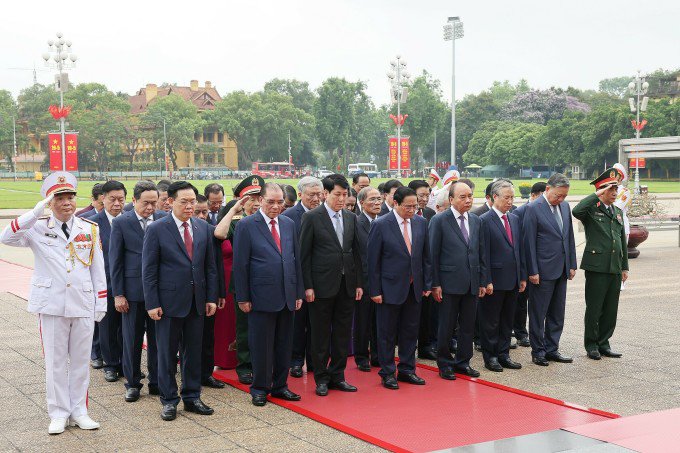  Đoàn lãnh đạo, nguyên lãnh đạo Đảng, Nhà nước chuẩn bị vào lăng viếng Chủ tịch Hồ Chí Minh. Ảnh:  Hoàng Phong 