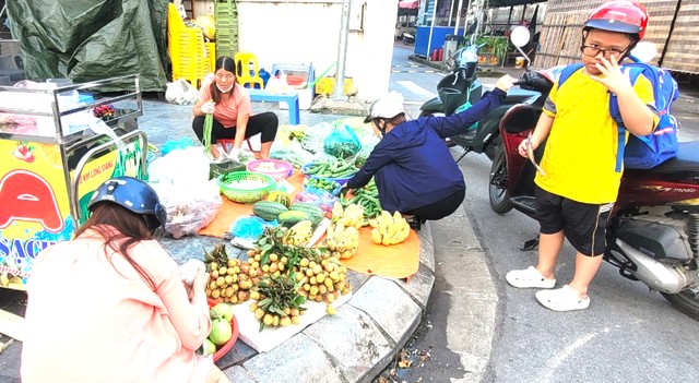 Những chùm vải chín sớm bắt đầu xuất hiện ở sạp rau quả của Hà Nội