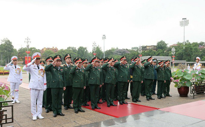 Đoàn Quân ủy Trung ương, Bộ Quốc phòng vào lăng viếng Chủ tịch Hồ Chí Minh. Ảnh: Hoàng Phong