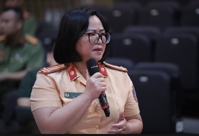 Thượng tá Tạ Thị Hồng Minh trả lời câu hỏi của phóng viên liên quan đến quy định về nồng độ cồn. 