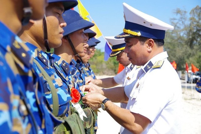 Đại tá Nguyễn Văn Bách, Tư lệnh Vùng 4 quân chủng Hải quân được bổ nhiệm giữ chức Phó Tư lệnh kiêm Tham mưu trưởng Quân chủng Hải quân, Bộ Quốc phòng. Ảnh: TTXVN