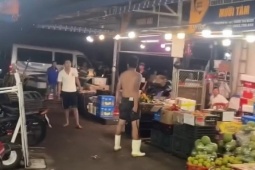 Pháp luật - 2 người cầm hung khí lao vào nhau giữa chợ Bình Điền