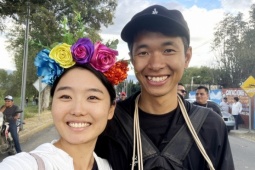 Bạn trẻ - Cuộc sống - Chồng Việt nghỉ việc một năm đưa vợ đi vòng quanh thế giới