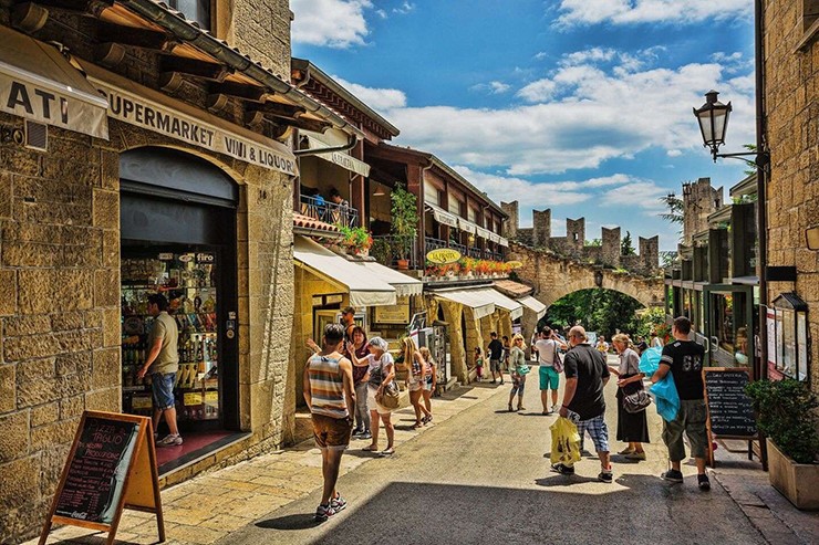 Ở San Marino, số xe hơi nhiều hơn số dân, có tới 44.300 phương tiện đã đăng ký với dân số chỉ 34.007 người
