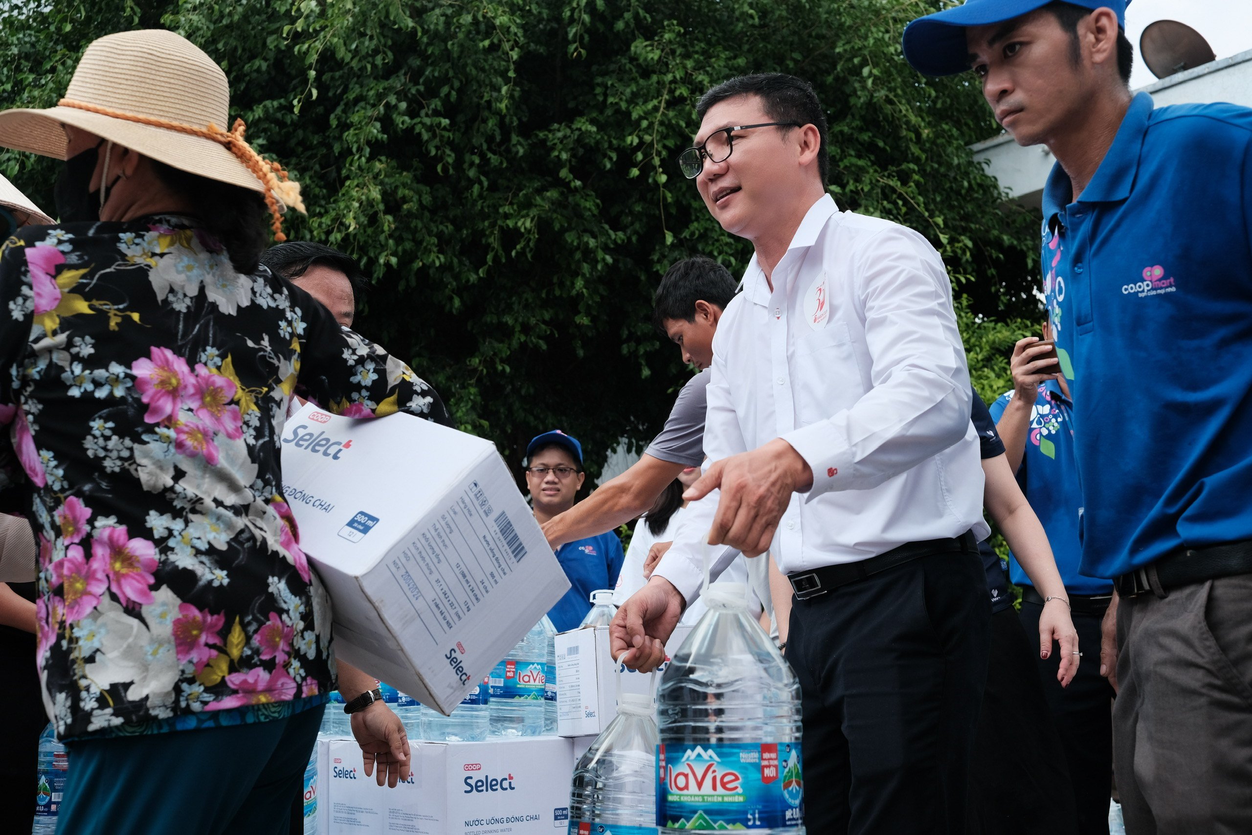 Saigon Co.op trao tặng nước uống, nước sinh hoạt và bồn chứa nước cho bà con vùng hạn mặn Gò Công, Tiền Giang - 3