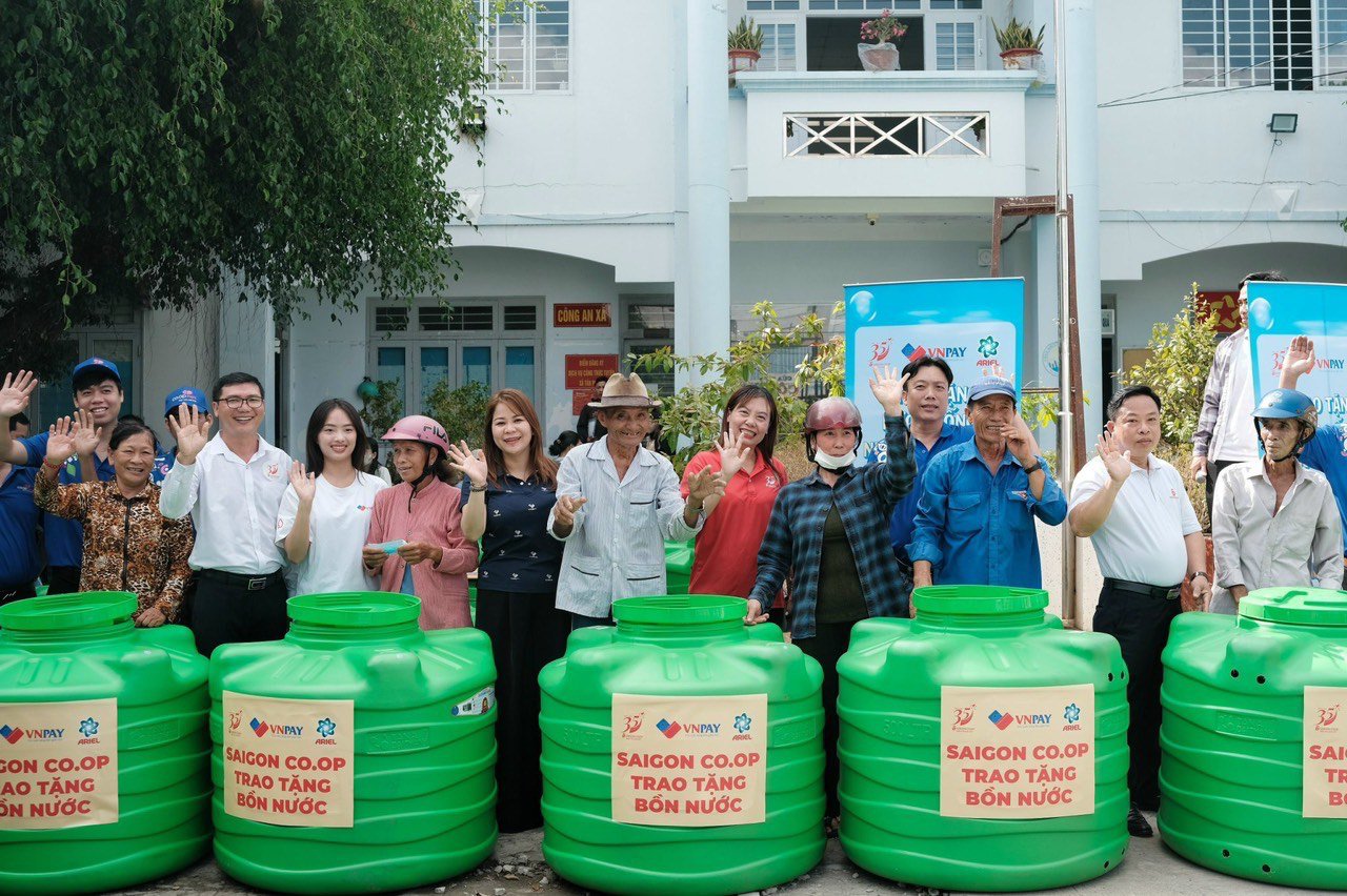Saigon Co.op trao tặng nước uống, nước sinh hoạt và bồn chứa nước cho bà con vùng hạn mặn Gò Công, Tiền Giang - 1