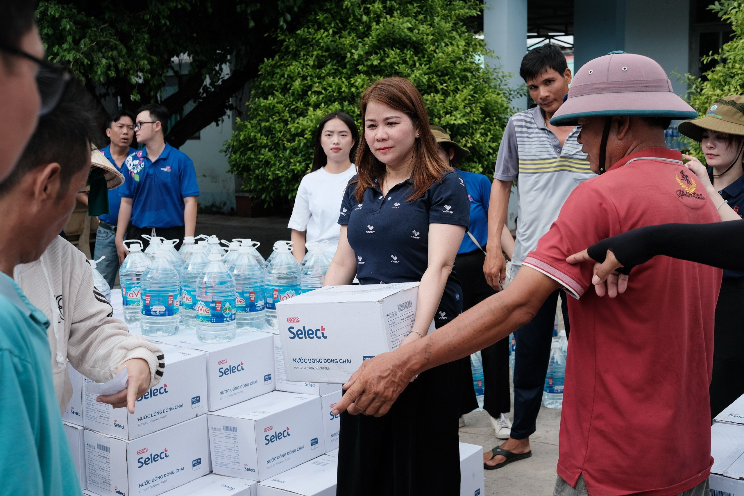 Saigon Co.op trao tặng nước uống, nước sinh hoạt và bồn chứa nước cho bà con vùng hạn mặn Gò Công, Tiền Giang - 2
