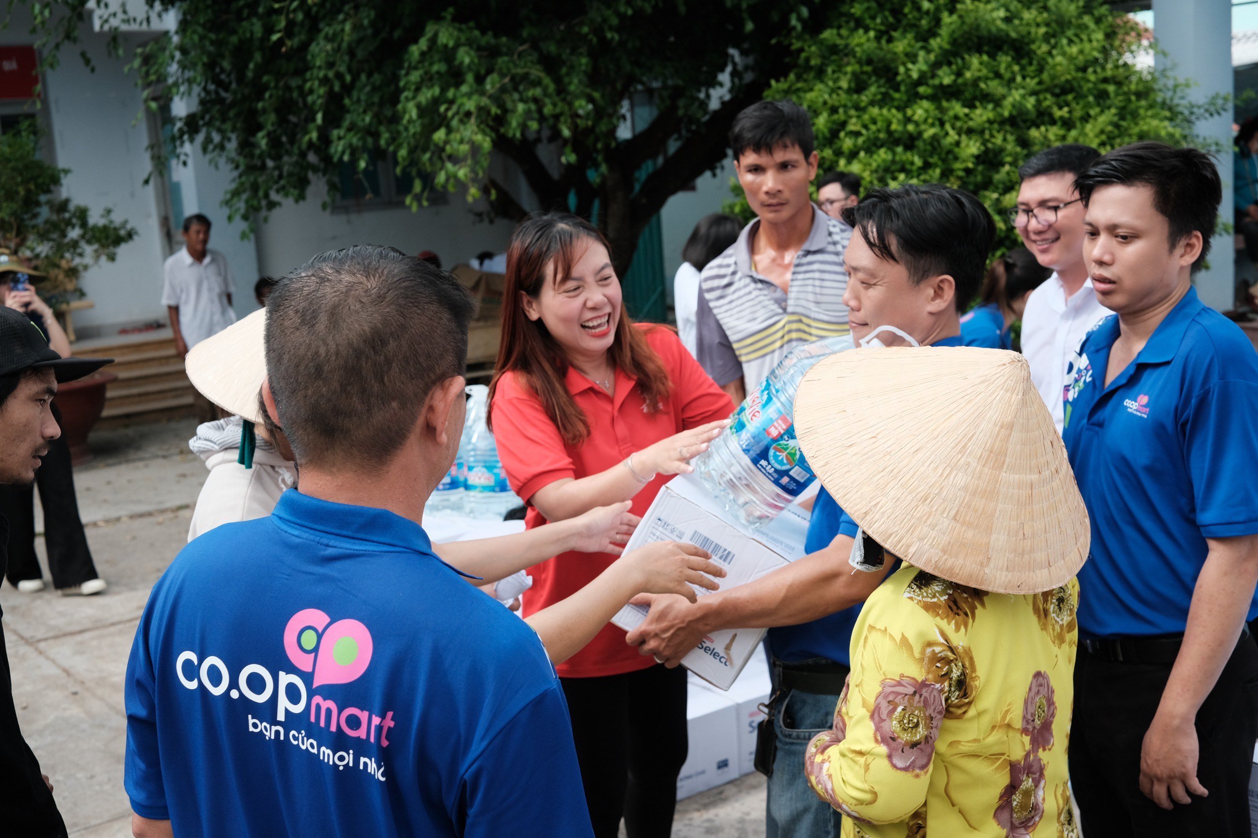 Saigon Co.op trao tặng nước uống, nước sinh hoạt và bồn chứa nước cho bà con vùng hạn mặn Gò Công, Tiền Giang - 4