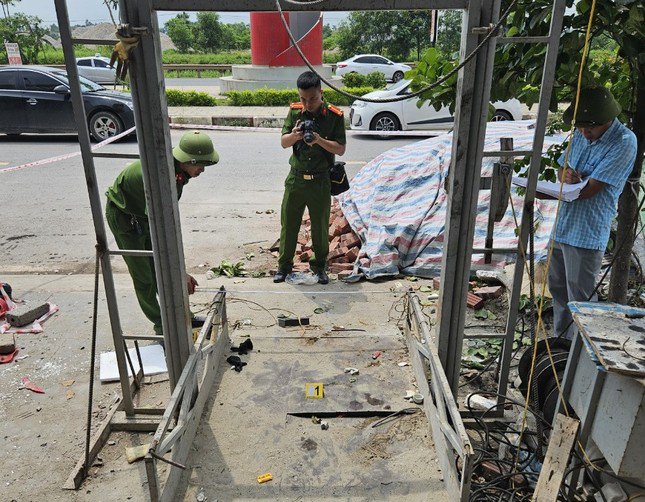 Công an huyện Lạng Giang tiến hành khám nghiệm, xác minh vụ việc.
