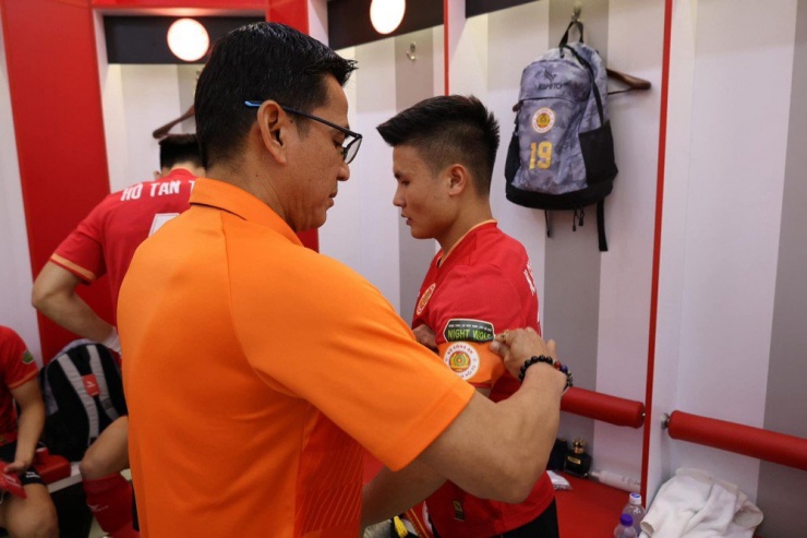 Cựu HLV Kiatisak đeo băng đội trưởng CLB CA Hà Nội cho Quang Hải. Ảnh: FBVN