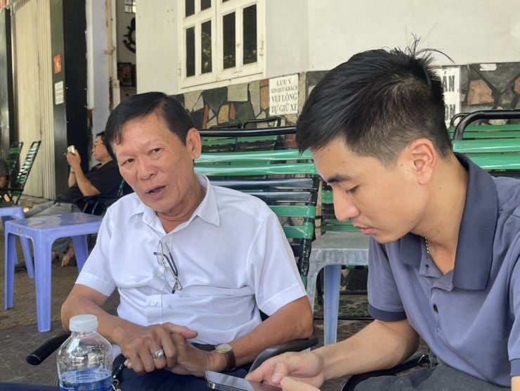Ông Đỗ Văn Hùng (bên trái) kể lại những năm tháng bị oan. Ảnh: TRẦN MINH