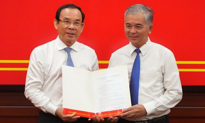 Ông Ngô Minh Châu (bên phải) nhận quyết định điều động từ Bí thư Thành ủy Nguyễn Văn Nên, sáng 19/5. Ảnh: An Phương