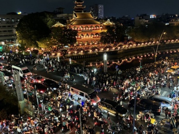 TP HCM: Kẹt xe nghiêm trọng trong đêm thả hoa đăng mừng Đại lễ Phật đản