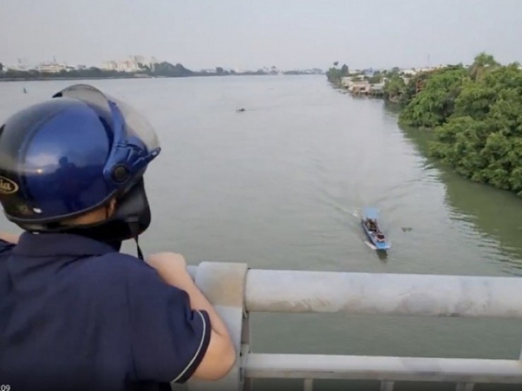 Nam thanh niên để ví tiền, điện thoại trên cầu rồi nhảy xuống sông Đồng Nai