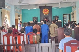 Pháp luật - Phạt tù 4 người xâm phạm chỗ ở của người khác rồi treo bảng bán nhà