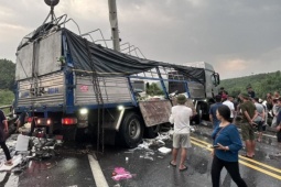 Tin tức trong ngày - Xe tải chắn ngang, cao tốc Hà Nội - Lào Cai tắc cả hai chiều