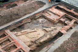 Lâu đài ngàn năm bất ngờ lộ ra dưới sân bóng rổ