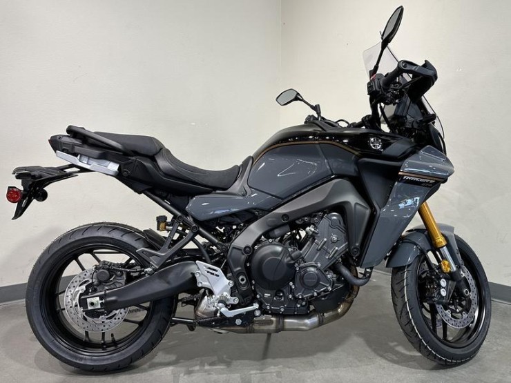 1. Yamaha Tracer 9 GT+ có giá niêm yết quốc tế 16.499 USD (419,88 triệu đồng). Mẫu mô tô này trang bị động cơ 3 xi lanh, dung tích 890cc, đạt công suất tối đa 117 mã lực. Xe được đánh giá là dòng xế phượt, hành trình dẫn đầu phân khúc.