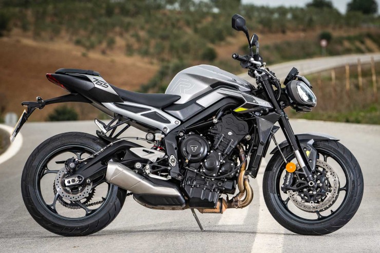 7. Triumph Street Triple R có giá niêm yết là 10.195 USD (259,45 triệu đồng), có trang bị động cơ 3 xi lanh thẳng hàng, dung tích 765cc, cho công suất tối đa 118,4 mã lực. Mẫu xe này có tính năng công thái học được cải tiến giúp lái xe thoải mái hơn.