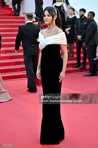Selena Gomez gây bất ngờ với diện mạo mới trên thảm đỏ Cannes - 3