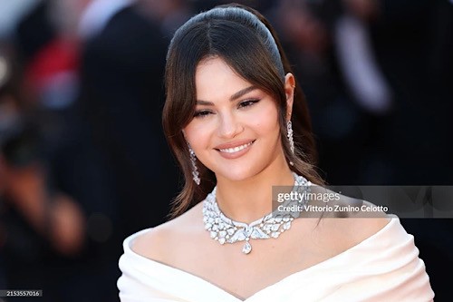 Selena Gomez gây bất ngờ với diện mạo mới trên thảm đỏ Cannes - 1