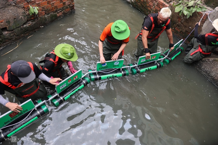 Những người trẻ lắp phao chắn rác trên kênh rạch Sài Gòn - 1