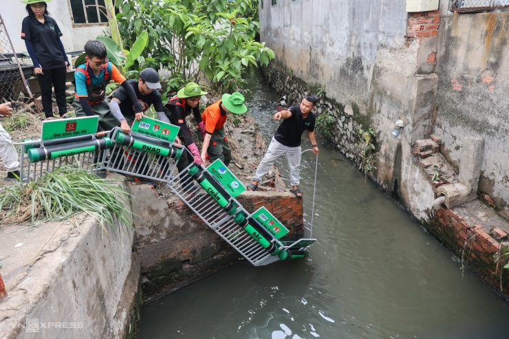 Những người trẻ lắp phao chắn rác trên kênh rạch Sài Gòn - 6