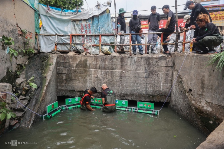 Những người trẻ lắp phao chắn rác trên kênh rạch Sài Gòn - 8