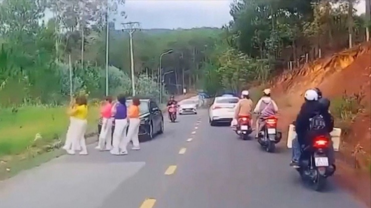 5 phụ nữ dừng xe, mở loa và nhảy múa giữa đường. Ảnh: Cắt từ clip