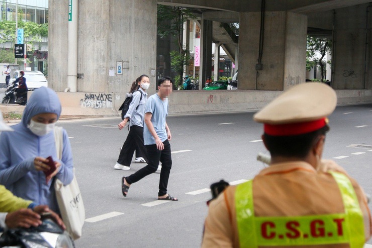 Tại khu vực trước cổng trường ĐH Sư Phạm Hà Nội, Tổ Công tác Đội CSGT số 6 sáng nay đã tiến hành kiểm tra, xử lý người đi bộ vi phạm.