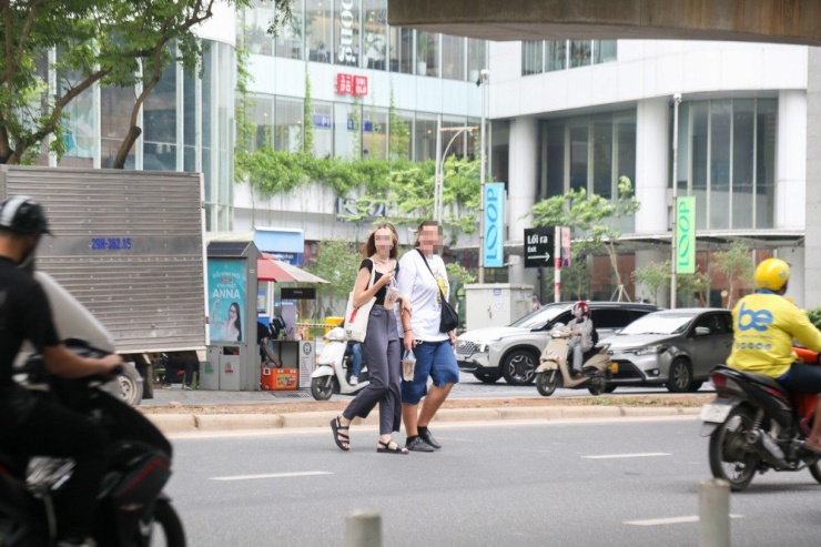 Không chỉ có người Việt Nam mà ngay cả du khách nước ngoài cũng thản nhiên băng qua đường phố đông đúc.