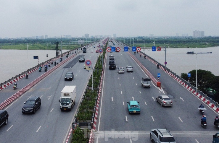 Làn cầu Vĩnh Tuy giai đoạn 2 (bên phải) hoàn thành vào tháng 8/2023. Tuy nhiên, hai làn cầu lại đang có hai cách khai thác quản lý khác nhau, chưa đồng bộ.