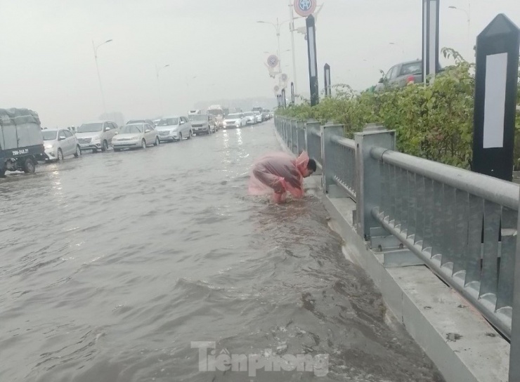 Hình ảnh nước ngập trắng cầu Vĩnh Tuy.