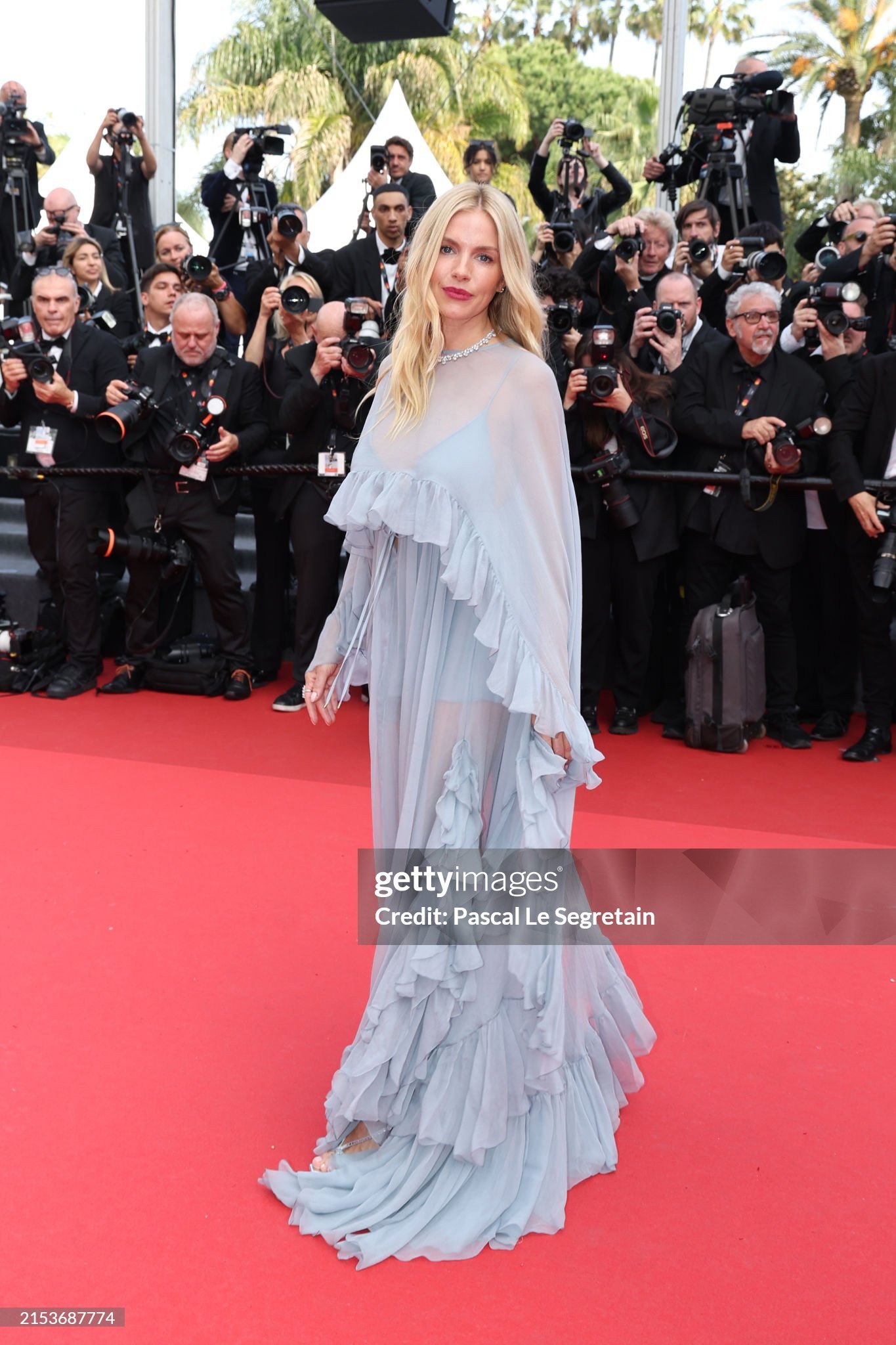 Cannes ngày 6: Váy cúp ngực, xuyên thấu ngập tràn thảm đỏ - 1