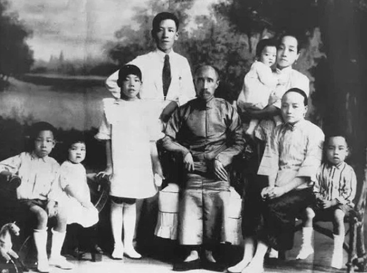 Người Trung Quốc thường có câu "không ai giàu 3 họ" thế nhưng gia tộc này đã duy trì được sự phồn thịnh suốt hơn 20 đời con cháu. 

