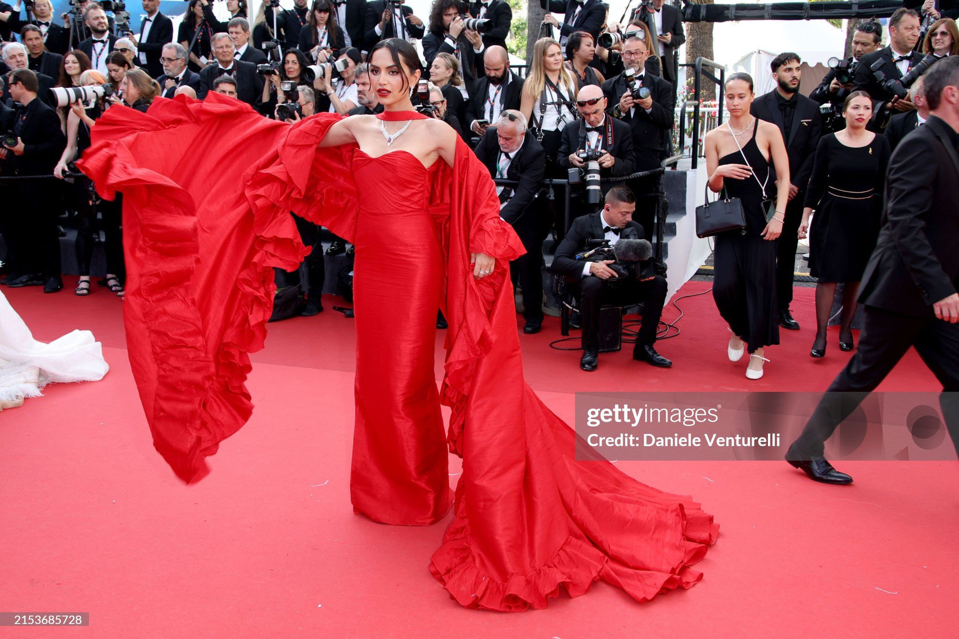 Cannes ngày 6: Váy cúp ngực, xuyên thấu ngập tràn thảm đỏ - 15
