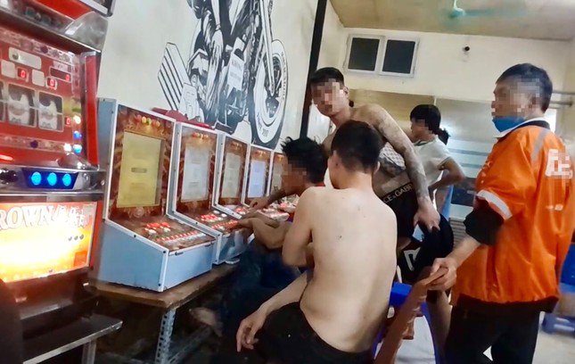 Hà Nội: Nhan nhản máy đánh bạc trá hình - 1
