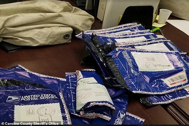 Schantz đã gọi điện cho chính quyền địa phương sau khi phát hiện số tiền bên trong