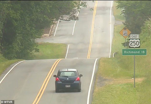 Nhà chức trách tin rằng những chiếc túi này thuộc về một dịch vụ bưu chính và số tiền mặt này được gửi đến ngân hàng.