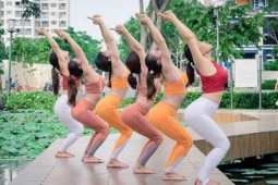 Trào lưu mặc đồ bó, trải thảm tập yoga giữa đường gây ý kiến trái chiều