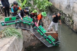 Bạn trẻ - Cuộc sống - Những người trẻ lắp phao chắn rác trên kênh rạch Sài Gòn
