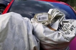 Media - Lái xe đi dạo, gia đình nhặt được 2 "túi rác" chứa 25 tỷ đồng