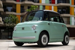 Tin tức ô tô - Cảnh sát tạm giữ loạt xe Fiat vì dán cờ sai tại Ý