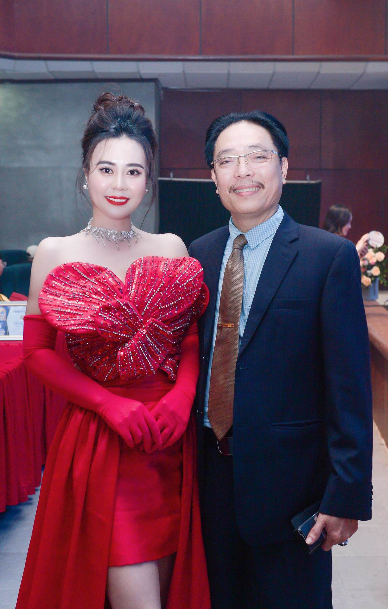 Hoa hậu Phan Kim Oanh bên thành viên ban giám khảo, nghệ sĩ Nguyễn Hải.