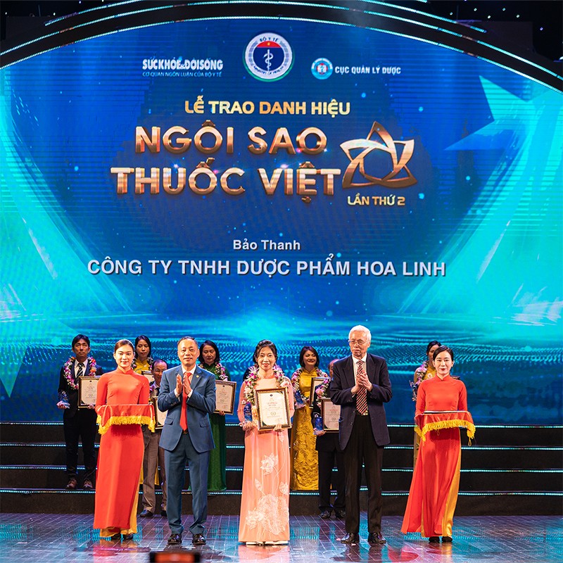 ThS Nguyễn Thị Thu Trang, Phó Giám đốc Ngành hàng Dược phẩm nhận giải thưởng “Ngôi sao thuốc Việt” lần thứ 2 cho Thuốc ho bổ phế Bảo Thanh