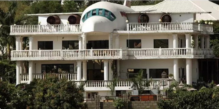 Ngôi nhà độc đáo được xây dựng một phần theo mô hình máy bay này nằm ở Abuja, Nigeria. Ngôi nhà được Said Jammal xây dựng cho người vợ tên là Liza để tưởng nhớ niềm đam mê du lịch của cô ấy.