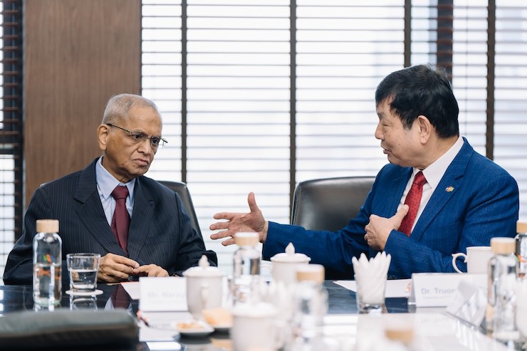 Ông Narayana Murthy và ông Trương Gia Bình đang trao đổi với nhau.